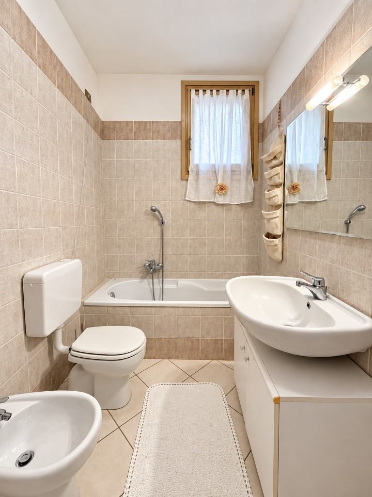 Baño de la habitación principal, con bañera.