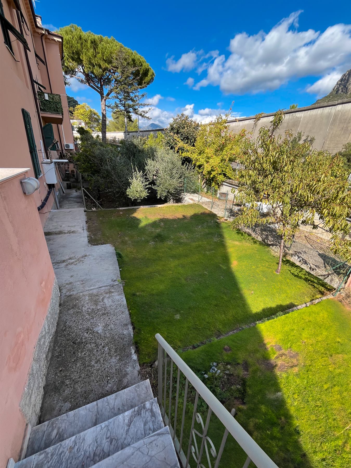 Prato privato lungo il fianco della villa.